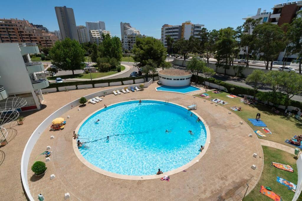 Em Frente à Com Piscina E Ténis *